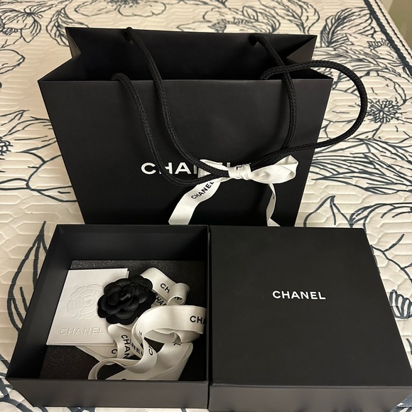 Chanel gift box - Picture 1 of 9